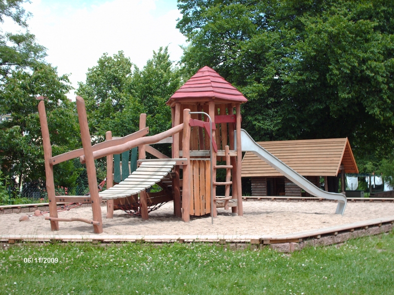 Bild Kletterturm und Spielhaus